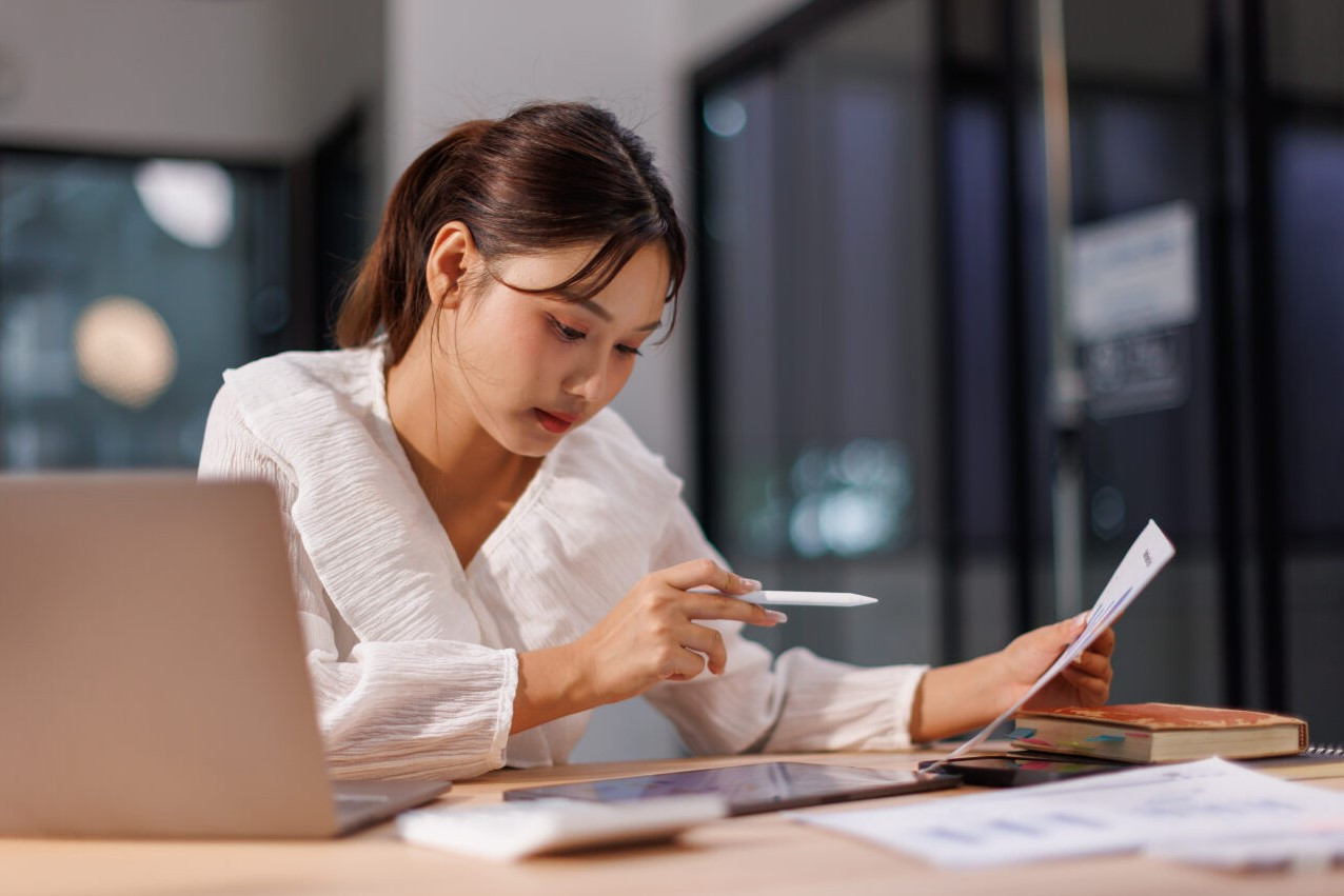 femme lisant des documents
