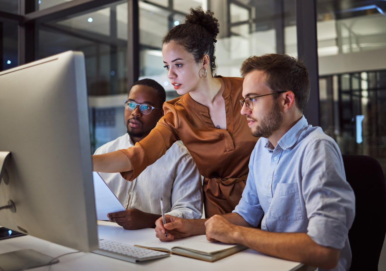 illustration 3 personnes devant un écran, tenue professionnelle, bureaux modernes
