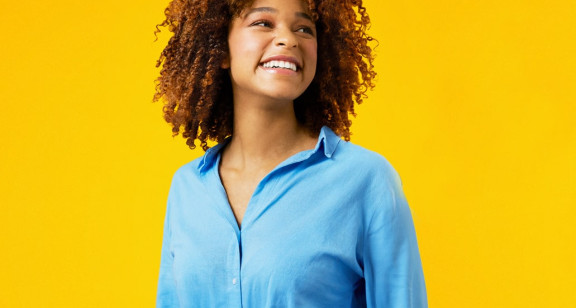 Etudiante NEOMA rayonnante sur fond jaune