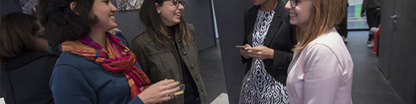 4 personnes discutant de l’accréditation EQUIS de NEOMA Business School