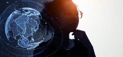 femme à contre-jour devant un hologramme de globe terrestre