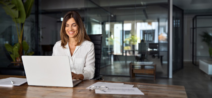 Femme souriante travaillant dans un open-space moderne