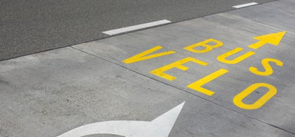 Une route fléchée avec des indications Bus et Velo
