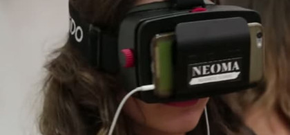 Une étudiante NEOMA avec un casque VR