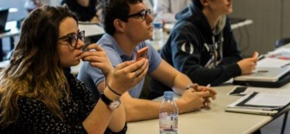 Groupe d’enseignants qui teste des boitiers de vote électronique à NEOMA sur les campus de Reims et de Rouen